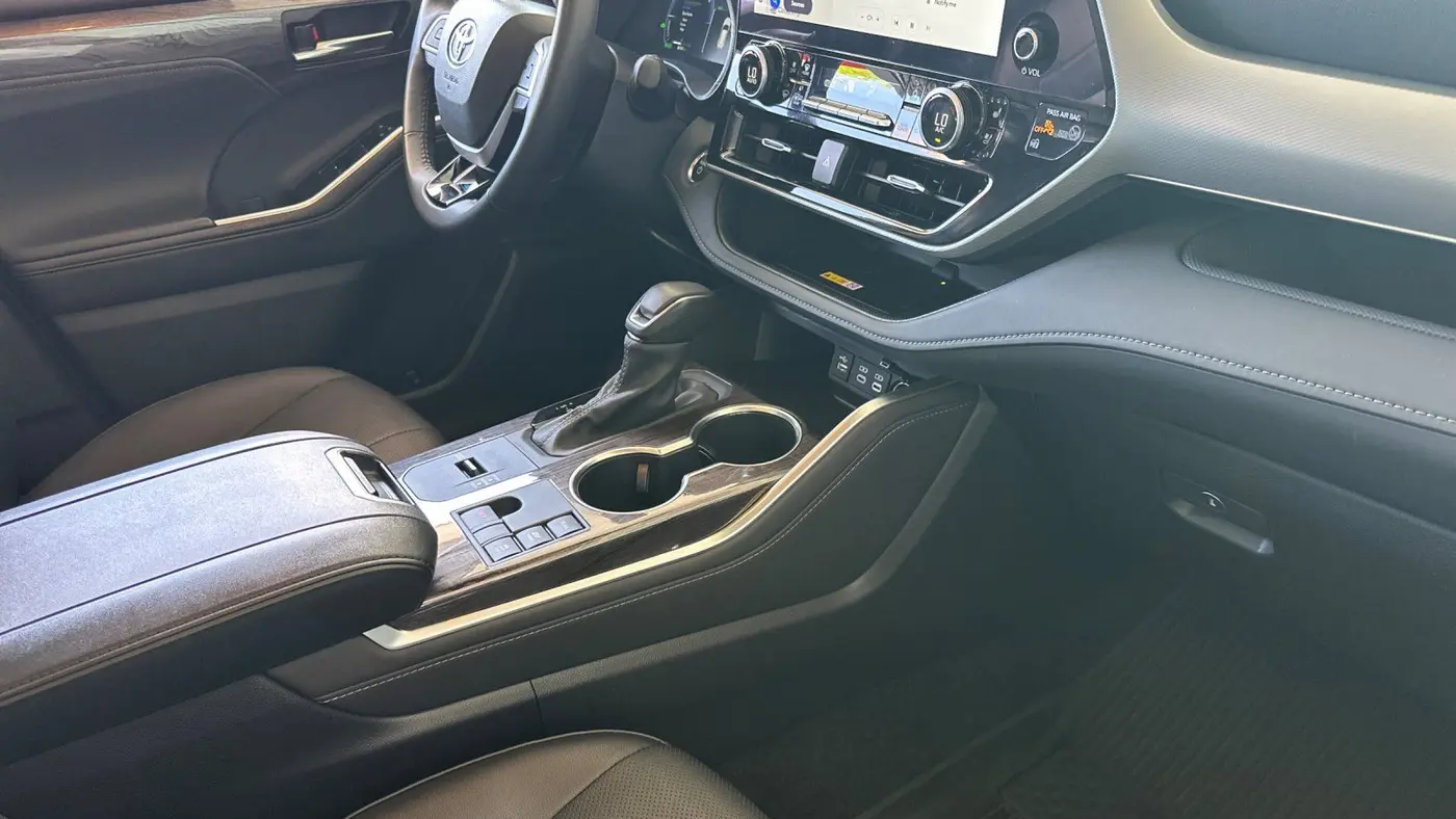 2025 Toyota Highlander Hybrid Platinum