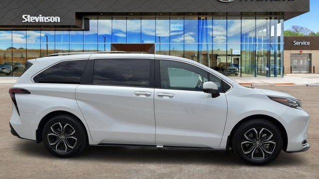2025 Toyota Sienna Platinum 7-Passenger