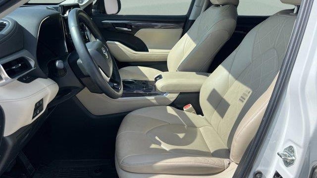 2023 Toyota Highlander Hybrid Platinum