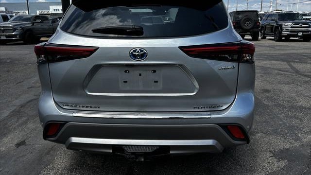 2023 Toyota Highlander Hybrid Platinum