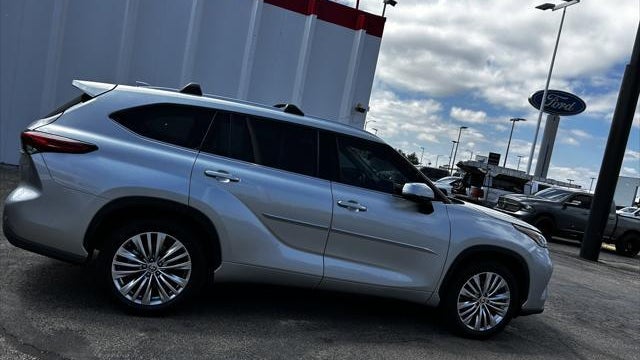 2023 Toyota Highlander Hybrid Platinum