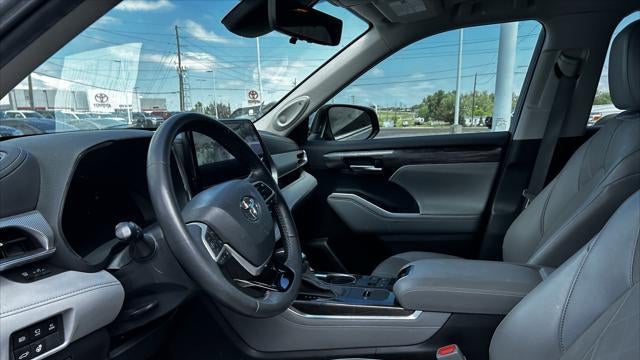 2023 Toyota Highlander Hybrid Platinum