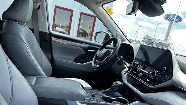 2023 Toyota Highlander Hybrid Platinum