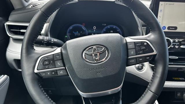 2023 Toyota Highlander Hybrid Platinum