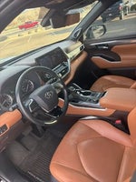 2020 Highlander Thumbnail 21