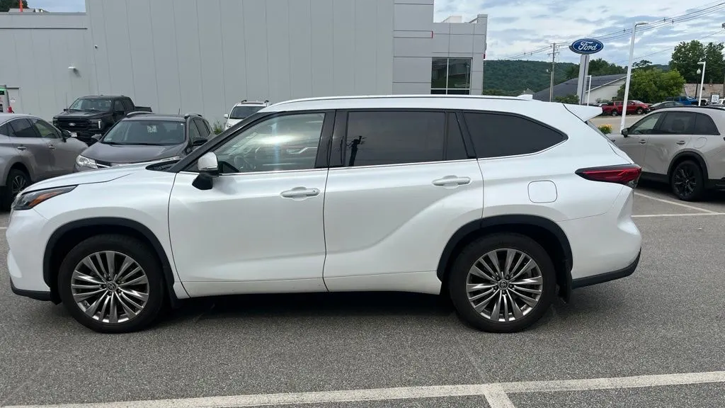 2022 Toyota Highlander Platinum