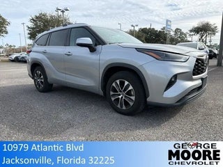 2022 Toyota Highlander Hybrid with Celestial Silver Metallic Exterior