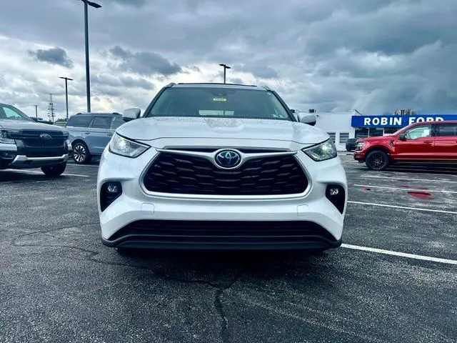 2022 Toyota Highlander Hybrid XLE — photo 1 of 12