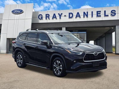 Photo of a 2022 Toyota Highlander XLE 4DR SUV for sale