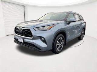 2020 Toyota Highlander with Moon Dust Exterior