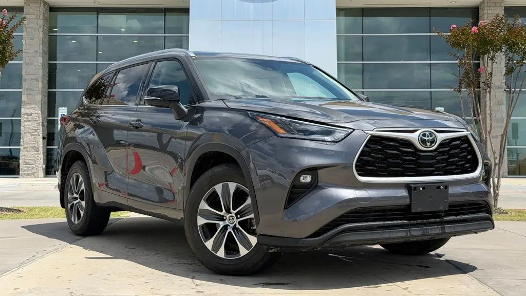Preowned 2021 Toyota Highlander XLE for Sale