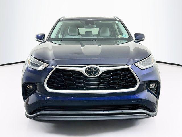 2021 Toyota Highlander XLE — photo 1 of 12