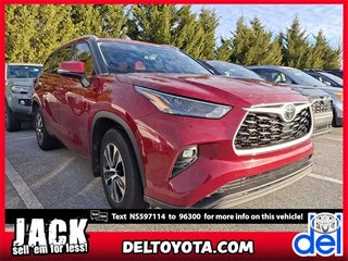 2022 Toyota Highlander with Ruby Flare Pearl Exterior