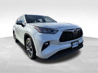 2020 Toyota Highlander with Blizzard Pearl Exterior