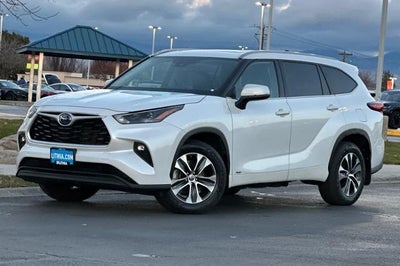 Photo of a 2022 Toyota Highlander Hybrid AWD XLE 4DR SUV for sale