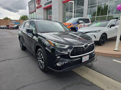 Photo of a 2022 Toyota Highlander XLE 4DR SUV for sale