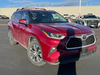 2021 Toyota Highlander with Ruby Flare Pearl Exterior