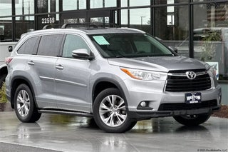 2015 Toyota Highlander with Silver Sky Metallic Exterior