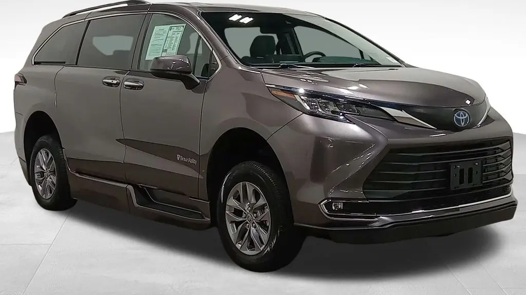 Preowned 2022 Toyota Sienna XLE 8-Passenger for Sale