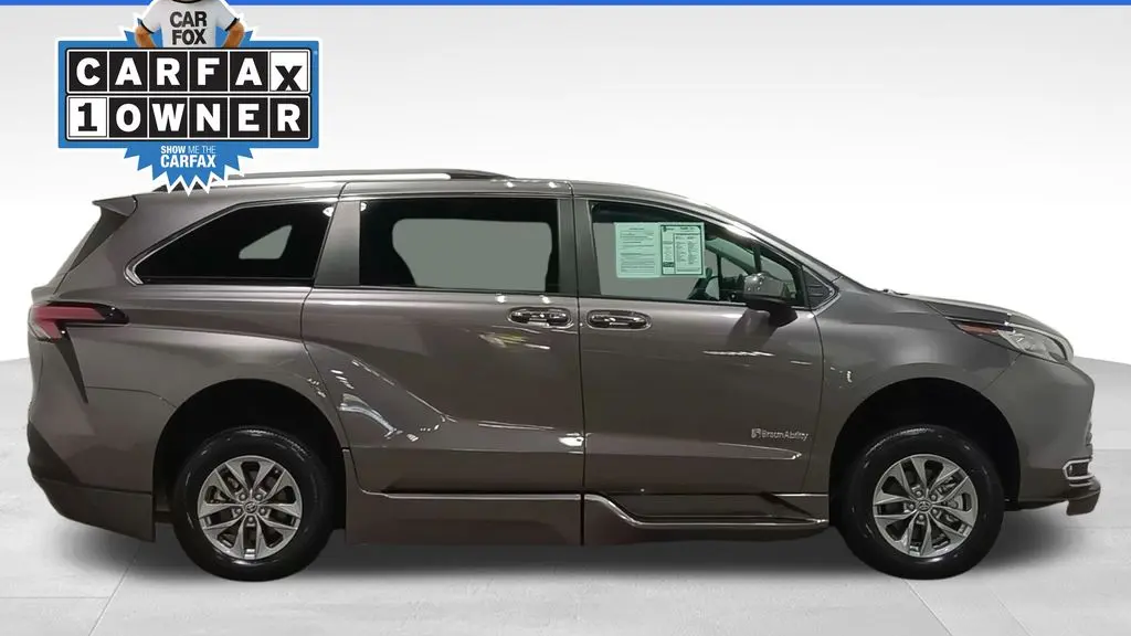 2022 Toyota Sienna XLE 8-Passenger