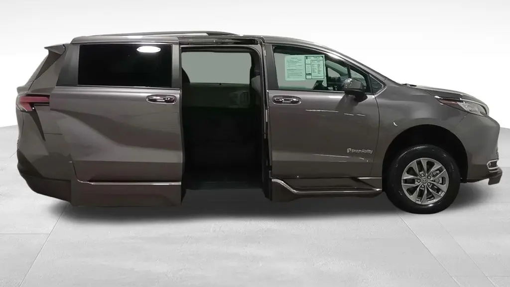 2022 Toyota Sienna XLE 8-Passenger