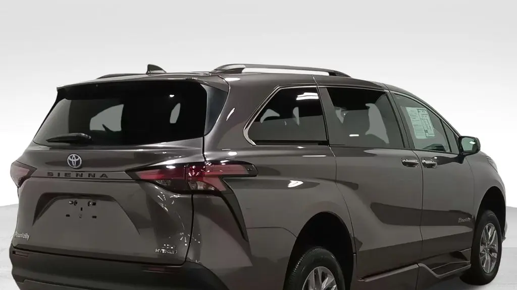 2022 Toyota Sienna XLE 8-Passenger