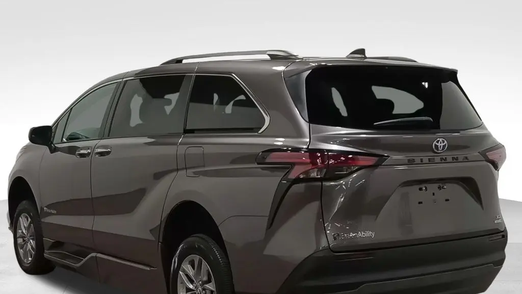 2022 Toyota Sienna XLE 8-Passenger