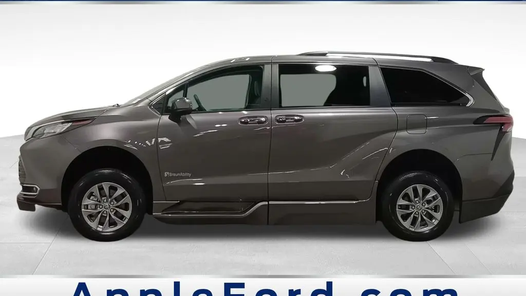 2022 Toyota Sienna XLE 8-Passenger