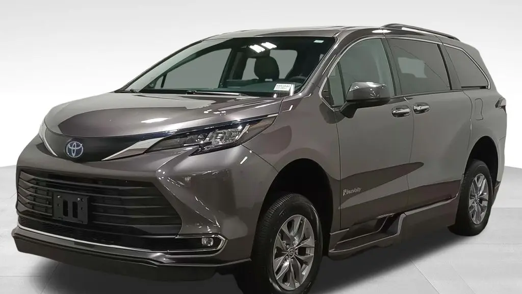 2022 Toyota Sienna XLE 8-Passenger