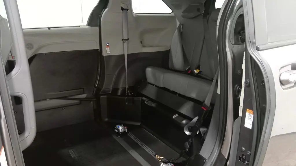 2022 Toyota Sienna XLE 8-Passenger