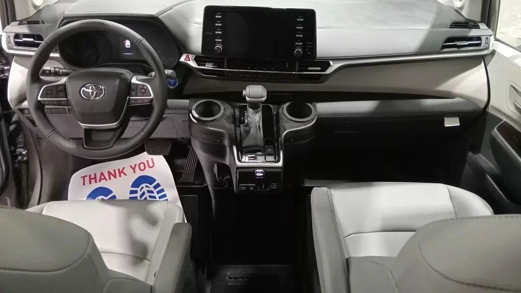 2022 Toyota Sienna XLE 8-Passenger