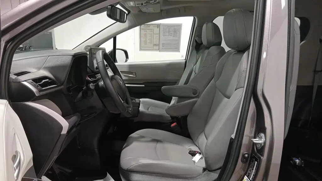 2022 Toyota Sienna XLE 8-Passenger