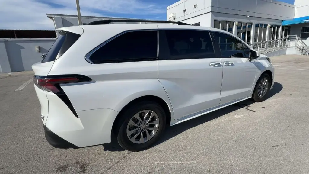 2023 Toyota Sienna XLE 8-Passenger