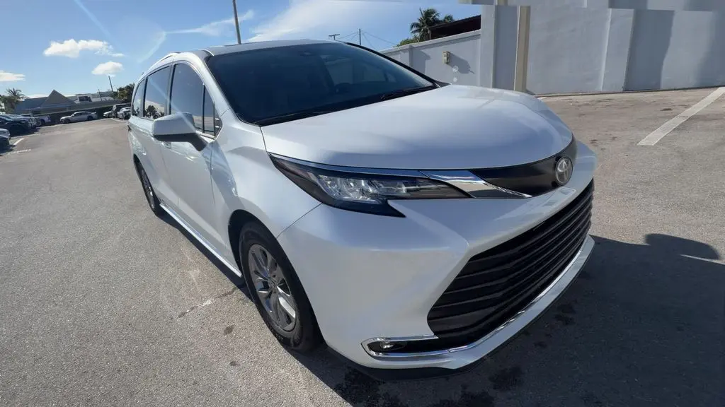 2023 Toyota Sienna XLE 8-Passenger