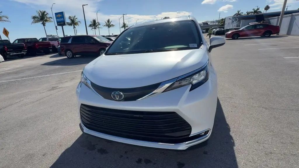 2023 Toyota Sienna XLE 8-Passenger