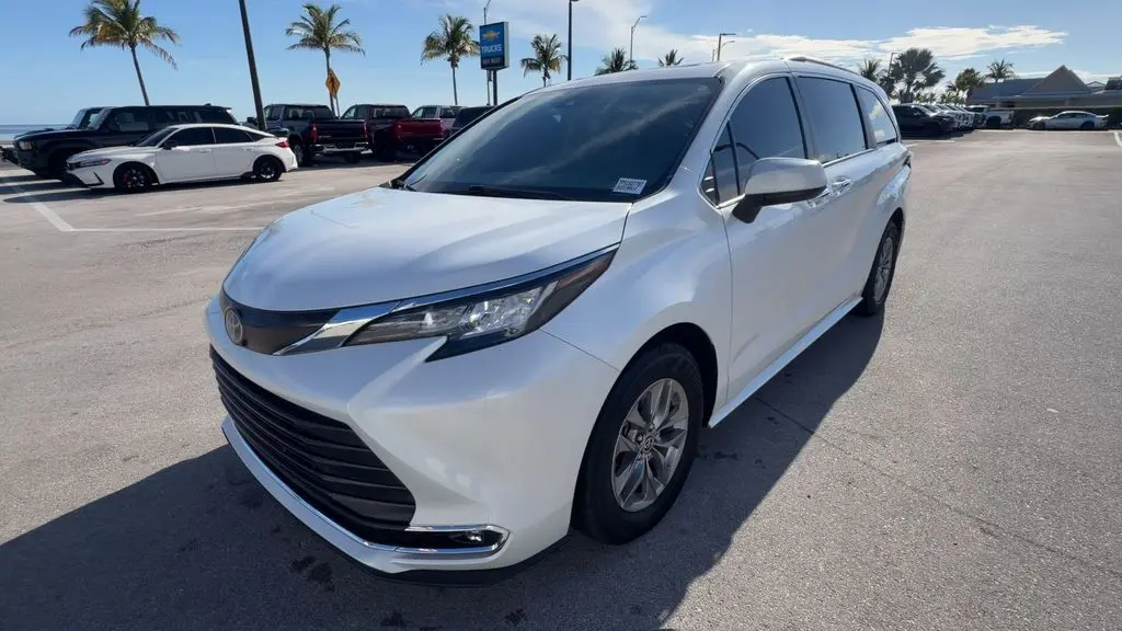2023 Toyota Sienna XLE 8-Passenger