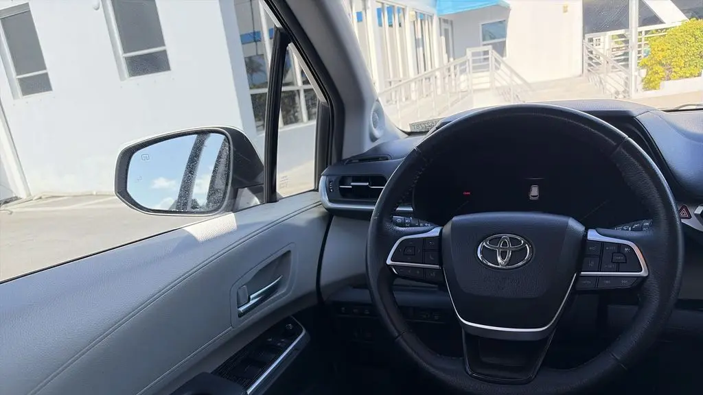 2023 Toyota Sienna XLE 8-Passenger