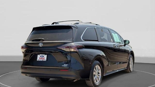 2024 Toyota Sienna XLE 8-Passenger