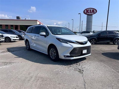 2022 Toyota Sienna XLE 8-Passenger 4DR Mini-Van