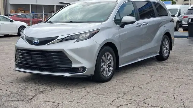 2025 Toyota Sienna XLE 8-Passenger