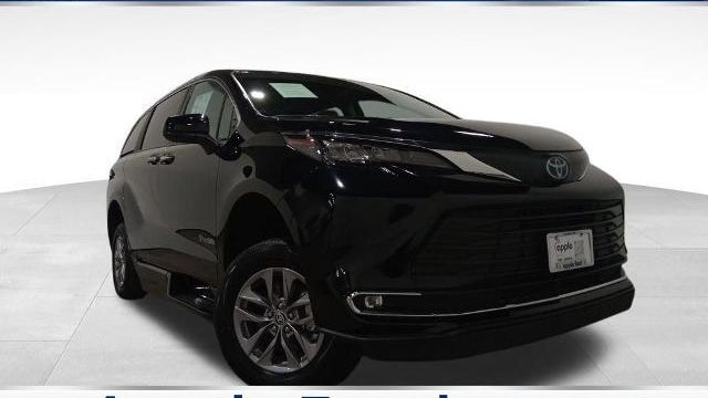 2024 Toyota Sienna XLE 8-Passenger