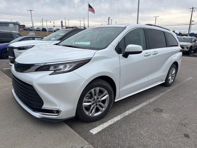 2022 Toyota Sienna XLE 8-Passenger 4DR Mini-Van