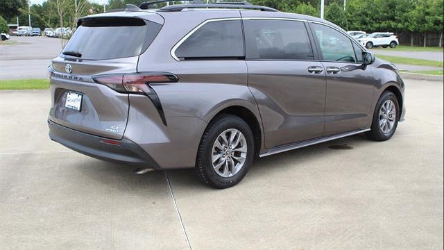 2023 Toyota Sienna XLE 8-Passenger