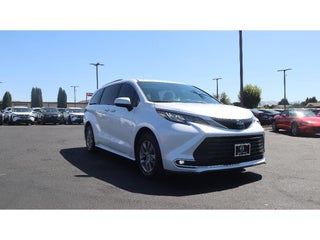 2023 Toyota Sienna with Wind Chill Pearl Exterior