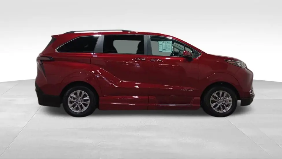 2024 Toyota Sienna XLE 7-Passenger