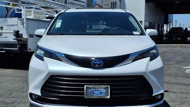 2025 Toyota Sienna XLE 7-Passenger