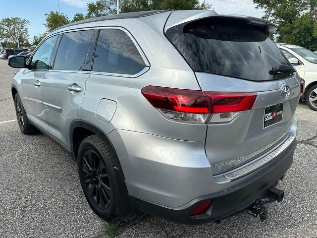 2019 Toyota Highlander SE — photo 1 of 12