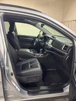 2019 Highlander Thumbnail 29