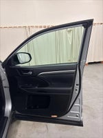 2019 Highlander Thumbnail 34