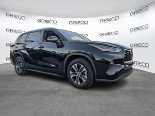 2023 Toyota Highlander Hybrid with Midnight Black Metallic Exterior